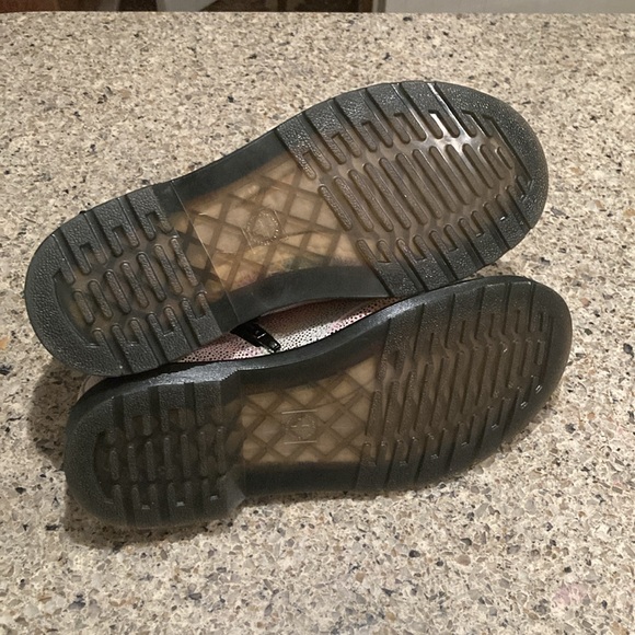 4 Girls Dr. Marten’s Pascal J 1460 Irridescent Pebbled Rainbow Boots - Picture 5 of 15